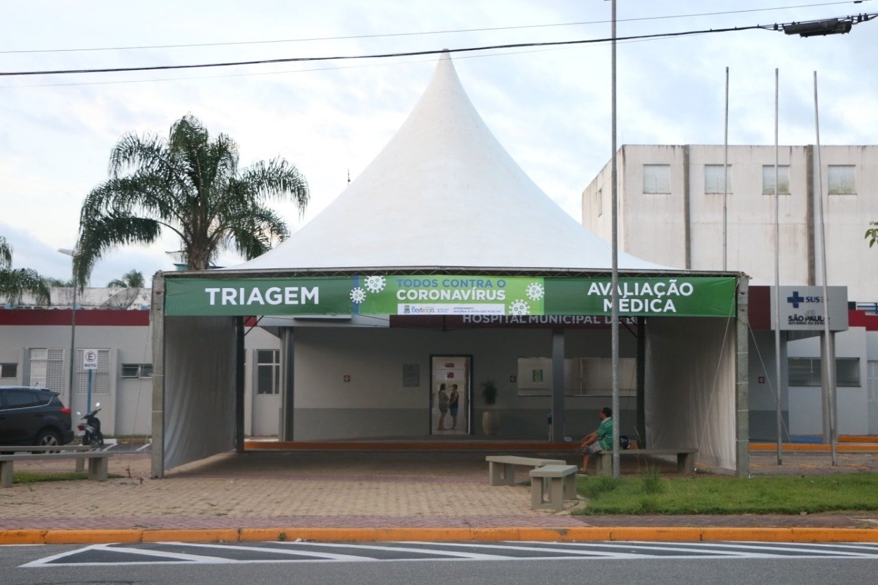 Tendas são montadas para atender os munícipes durante vacinação