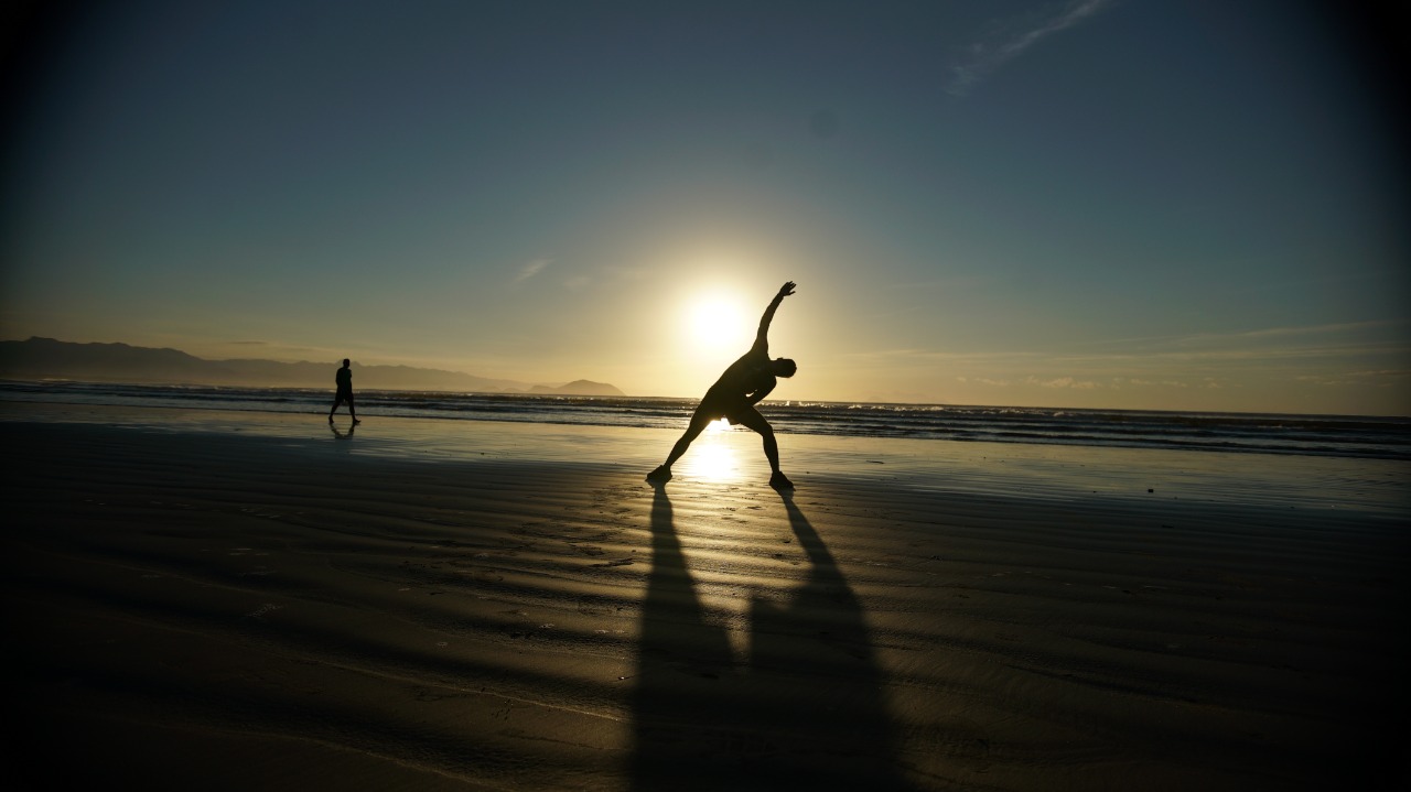 Atividades físicas específicas e individuais estão liberadas na praia