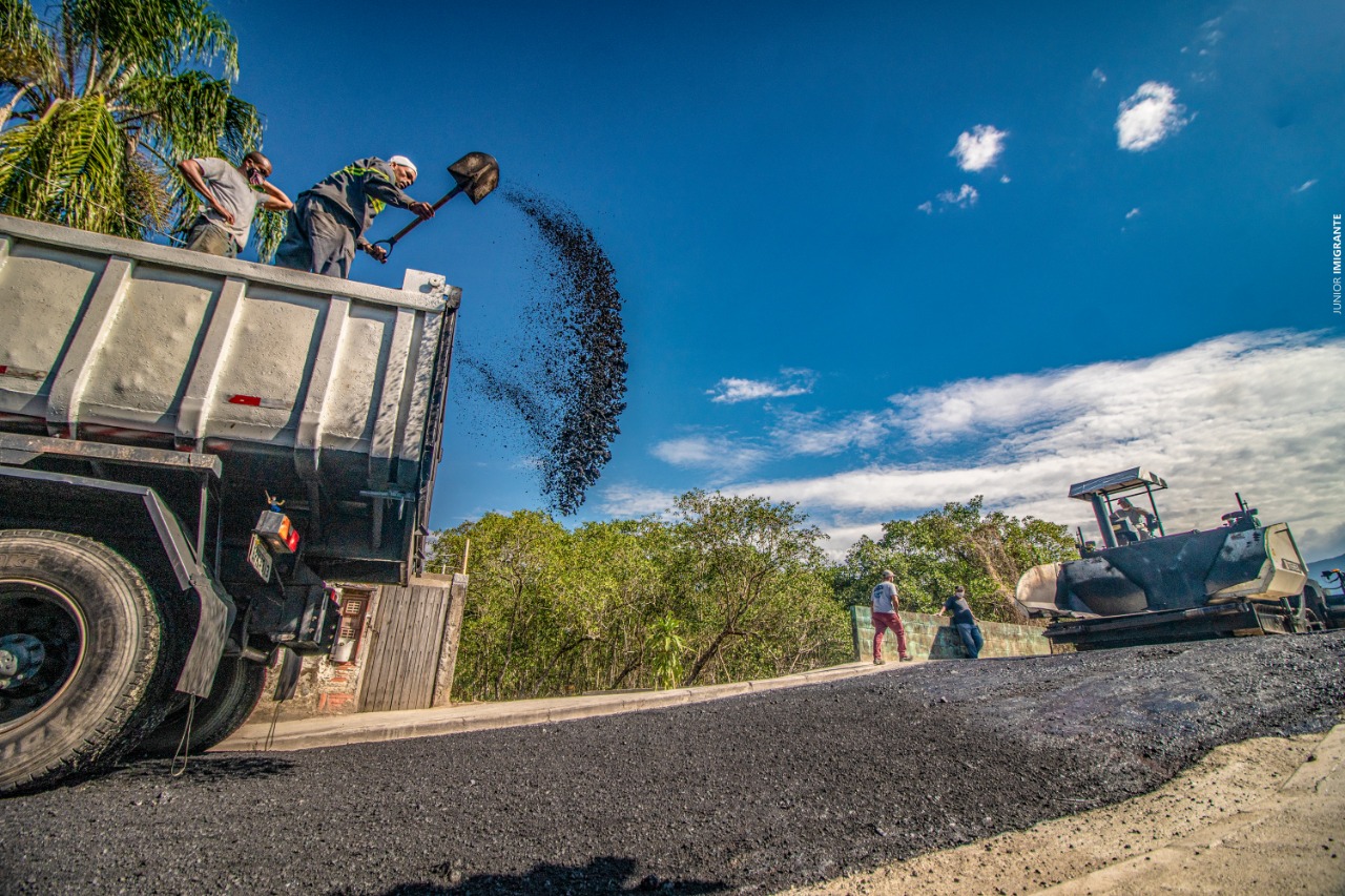 Obras de drenagem e pavimentação da Oswaldo Cruz estão na reta final