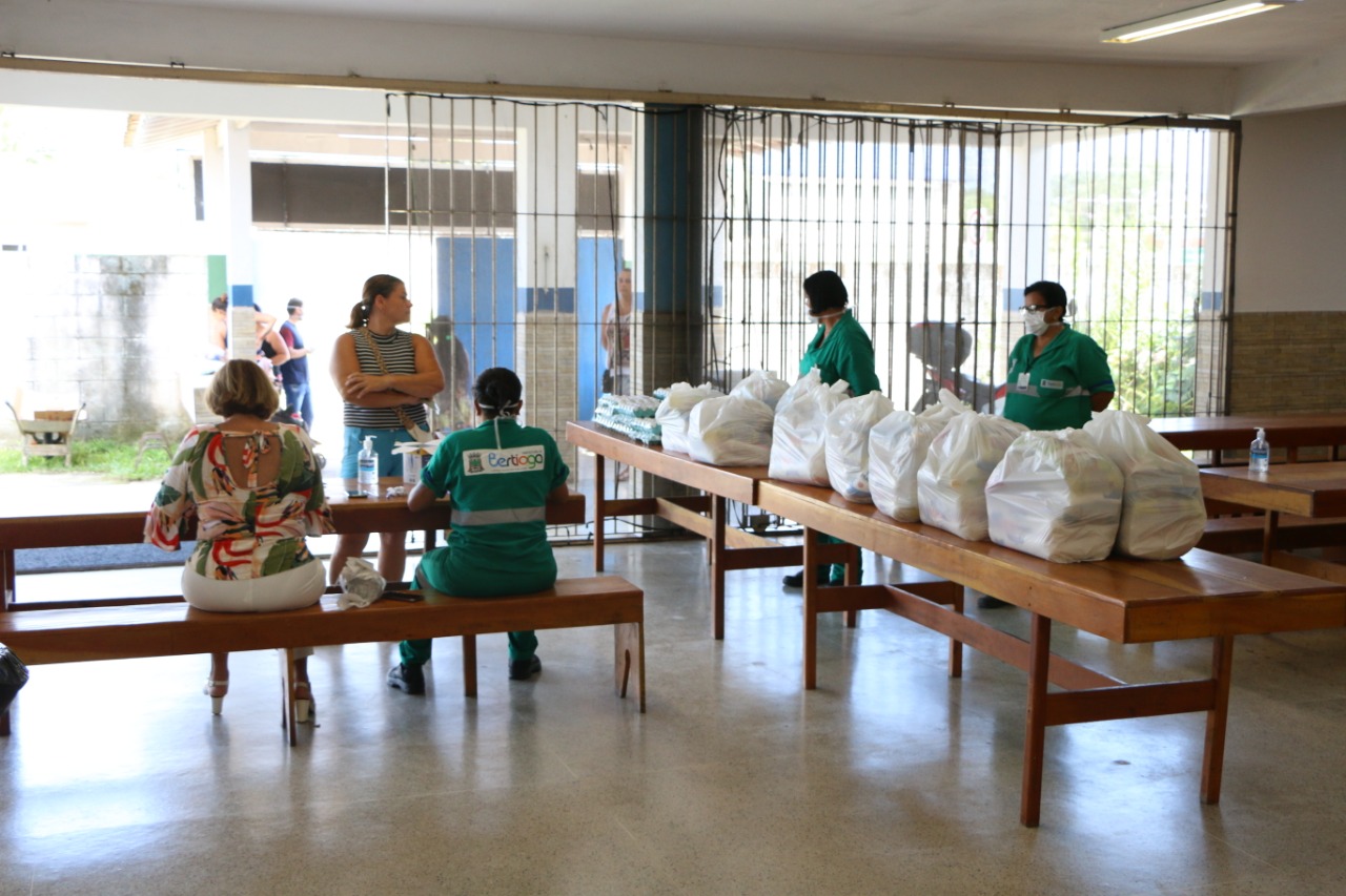 Prefeitura realiza distribuição dos kits de alimentos para alunos da rede municipal