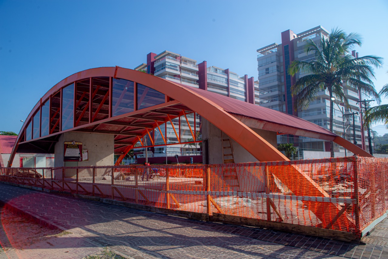 Obras de revitalização dos Quiosques da Praia da Enseada avançam