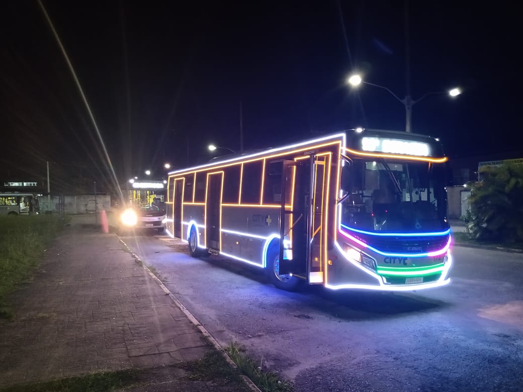 Ônibus com decoração de Natal percorre ruas de Bertioga