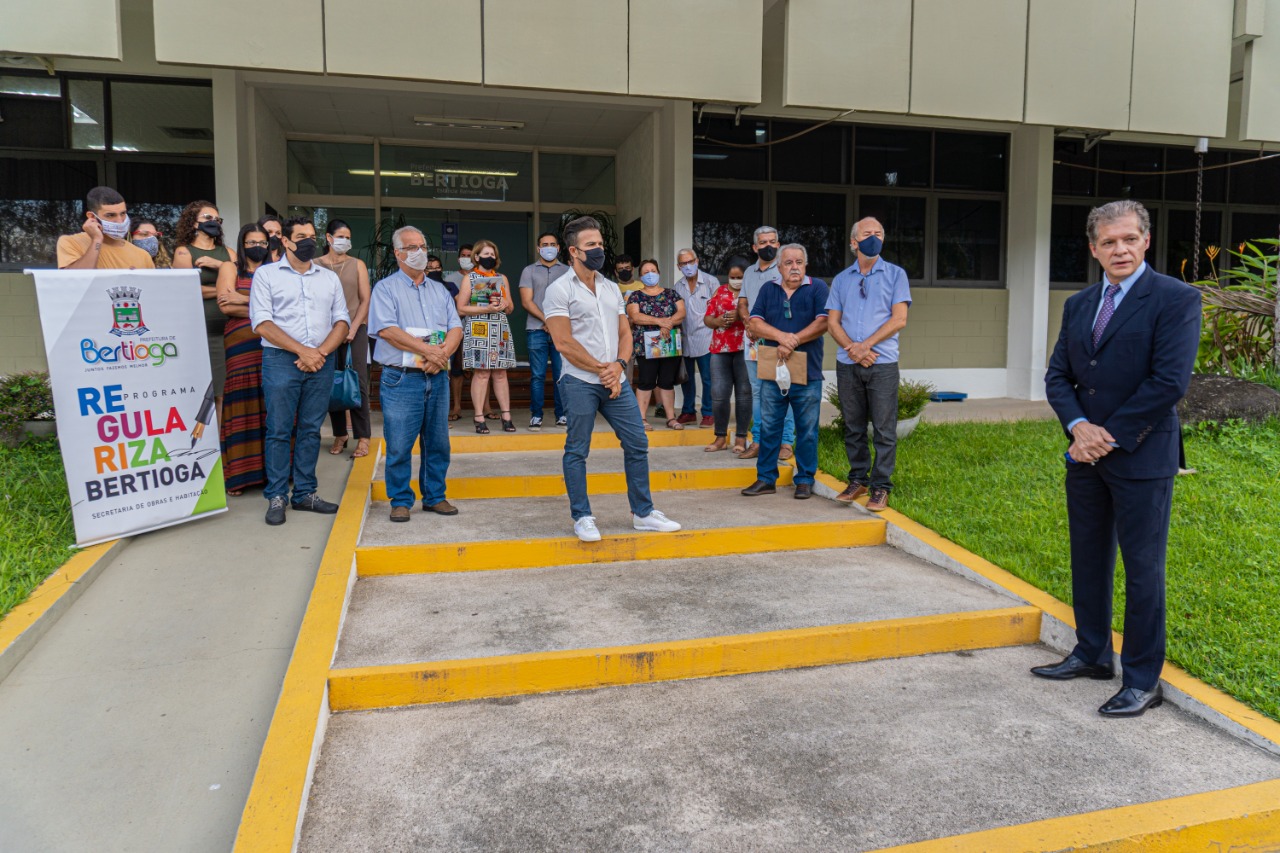 Prefeitura regulariza e entrega os primeiros títulos de legitimação fundiária para moradores da Vila Tupi