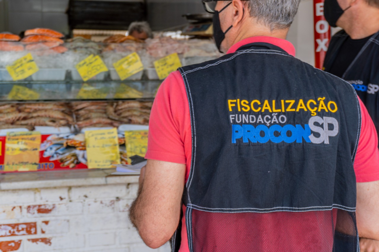 Operação Verão: Procon realiza fiscalização e orientação em comércios de Bertioga