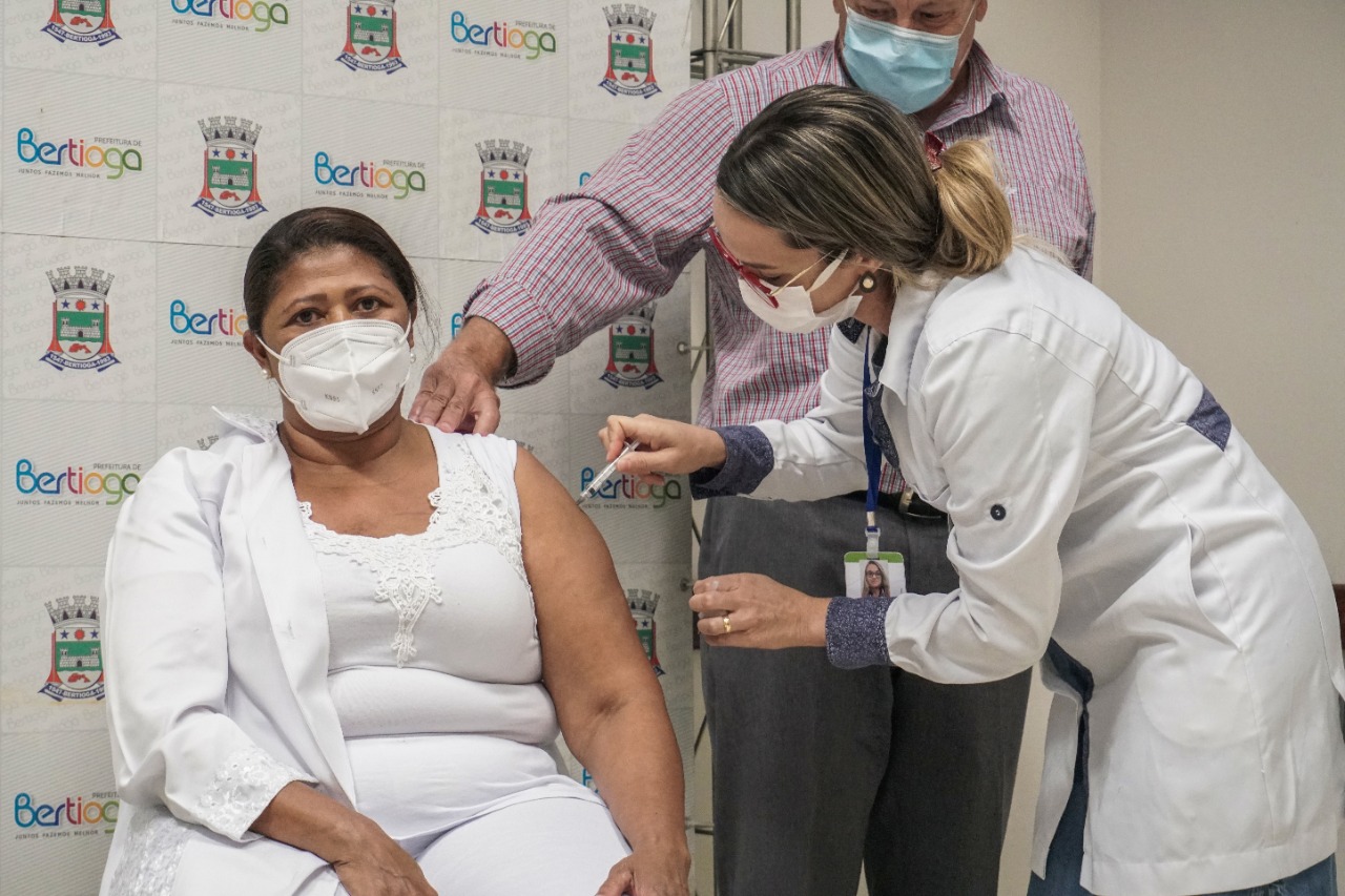 Técnica em enfermagem é a primeira bertioguense vacinada contra a Covid-19