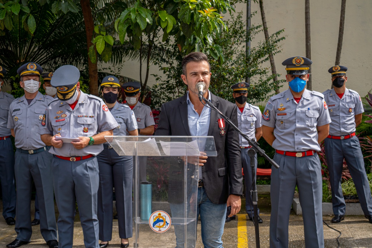 Prefeito de Bertioga é homenageado pelo Corpo de Bombeiros