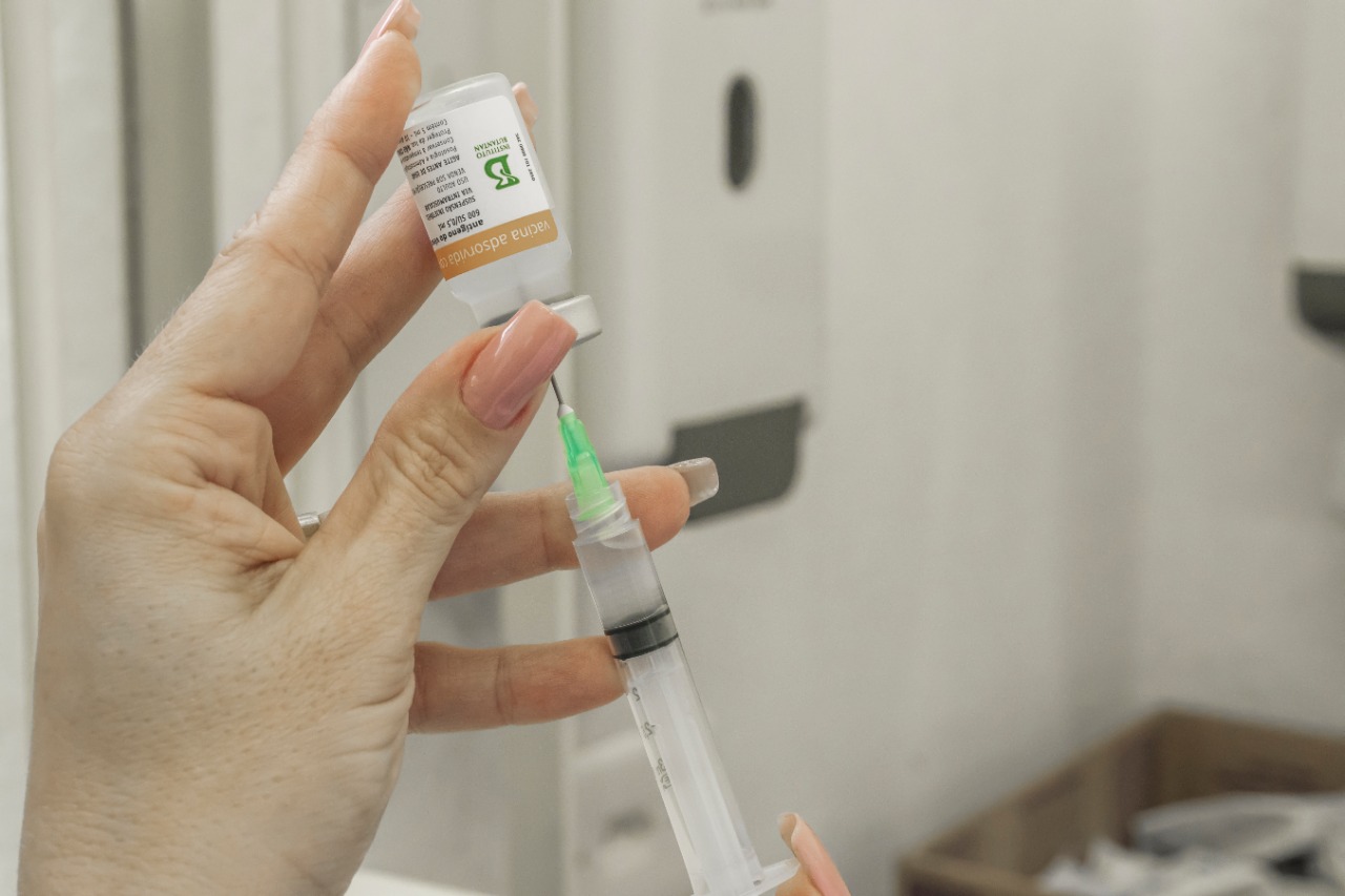 Profissionais da Saúde de Bertioga recebem segunda dose da vacina contra a Covid-19