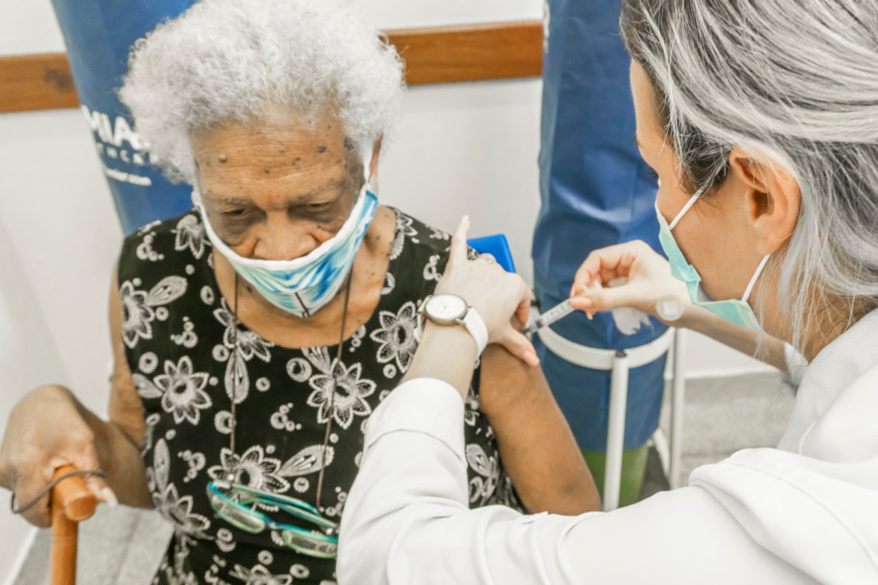 Vacinação contra Covid-19 nos idosos com idade entre 85 e 89 anos inicia na segunda-feira (15), em Bertioga