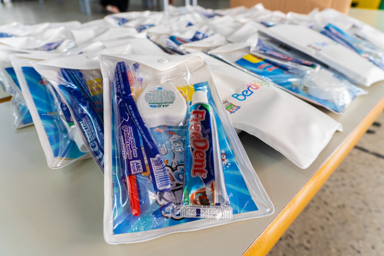 Mais de 3 mil kits de higiene bucal são entregues aos alunos da rede municipal de Bertioga