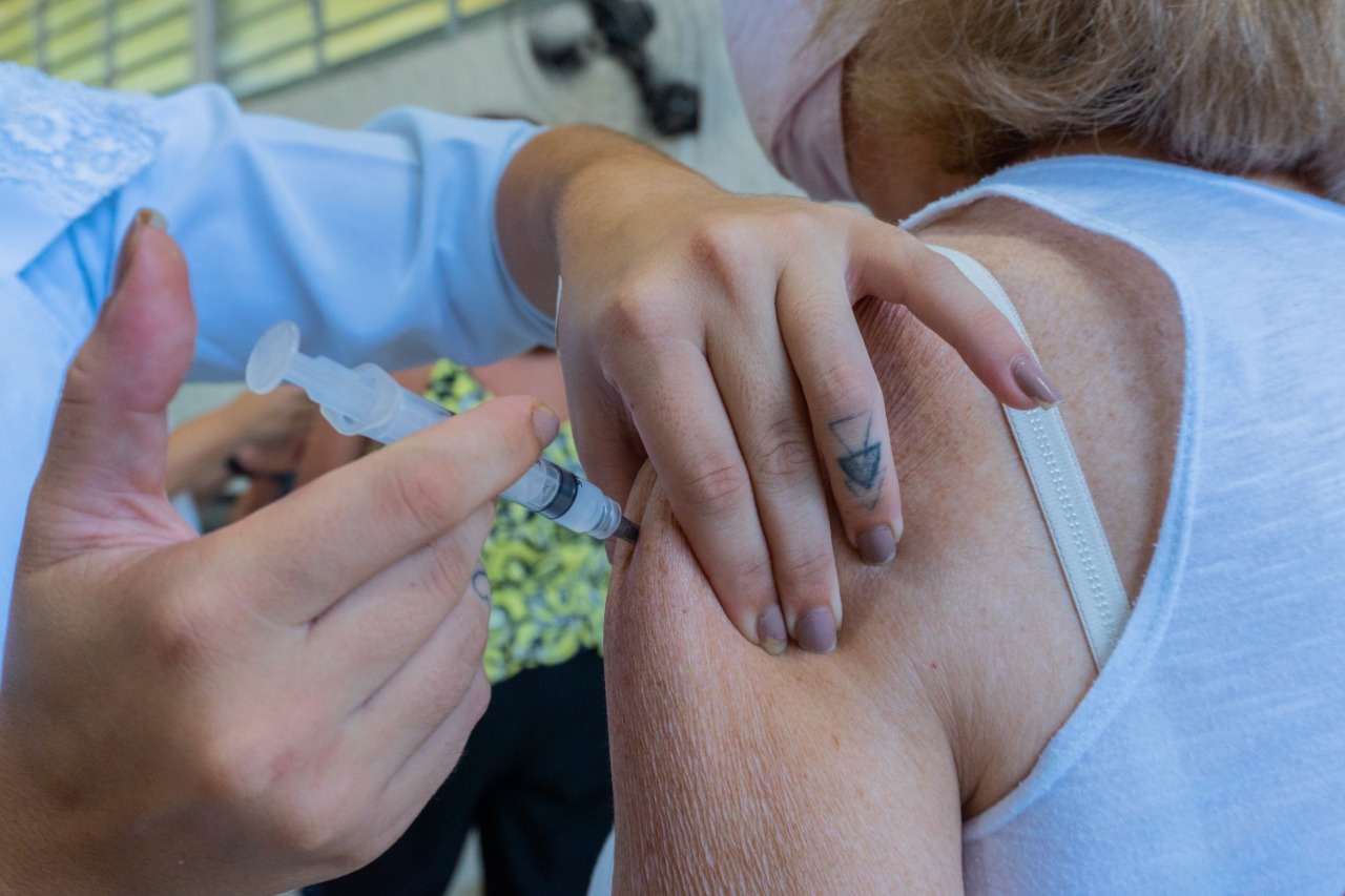 Idosos com idade entre 72 e 74 anos começam a ser imunizados nesta segunda-feira (22) em Bertioga
