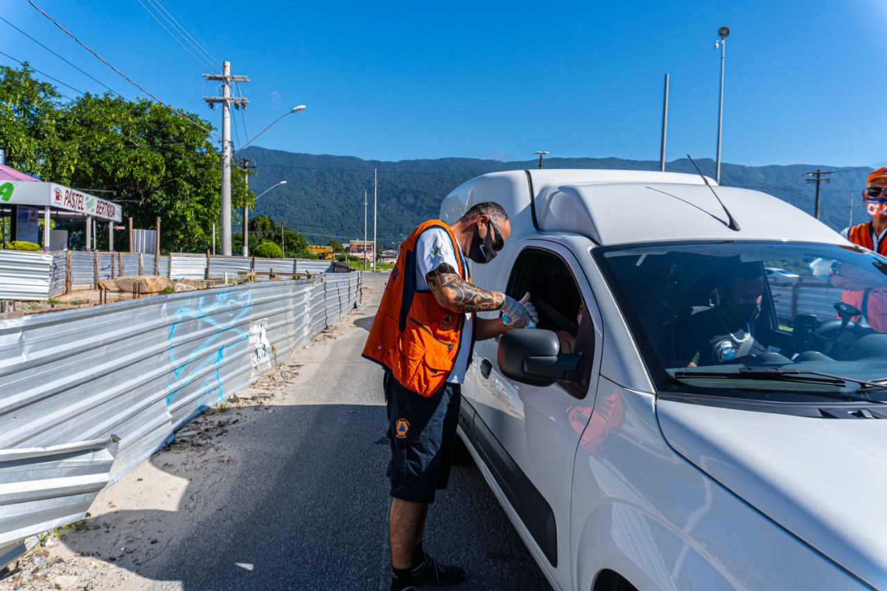 Prefeitura de Bertioga realiza bloqueios nas entradas da Cidade