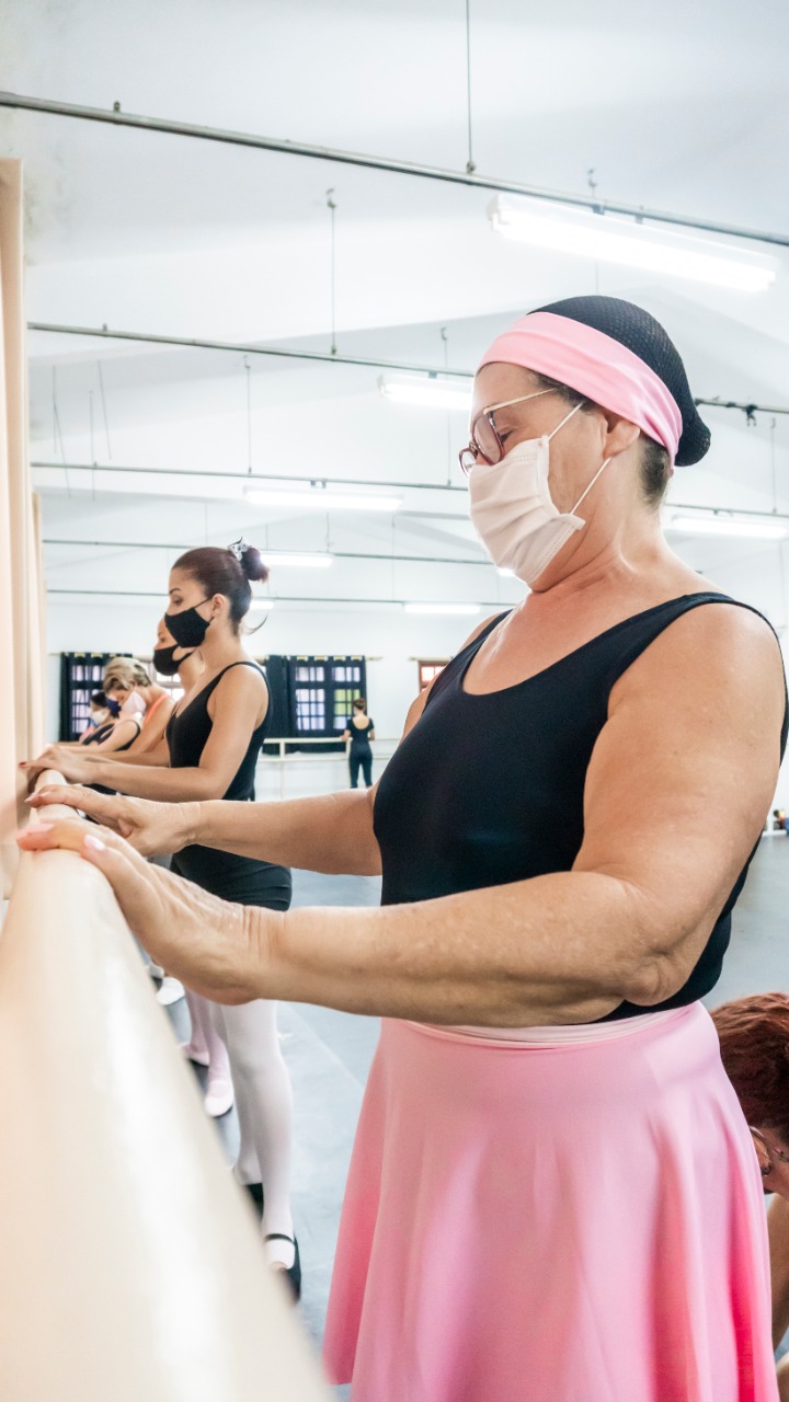 Curso de ballet adulto realiza sonhos de infância e traz benefícios para saúde