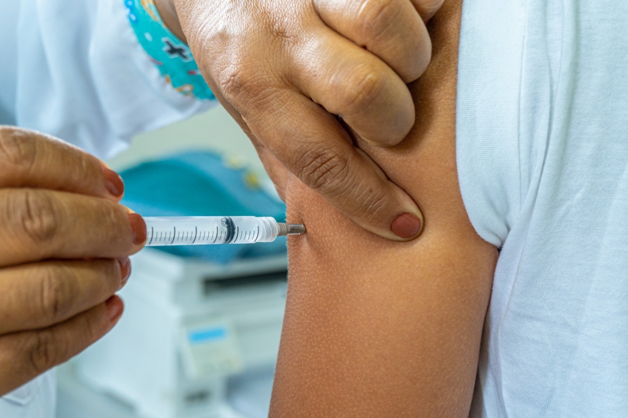 Prefeito sanciona lei que autoriza Bertioga a aderir a consórcio para compra de vacinas contra Covid-19