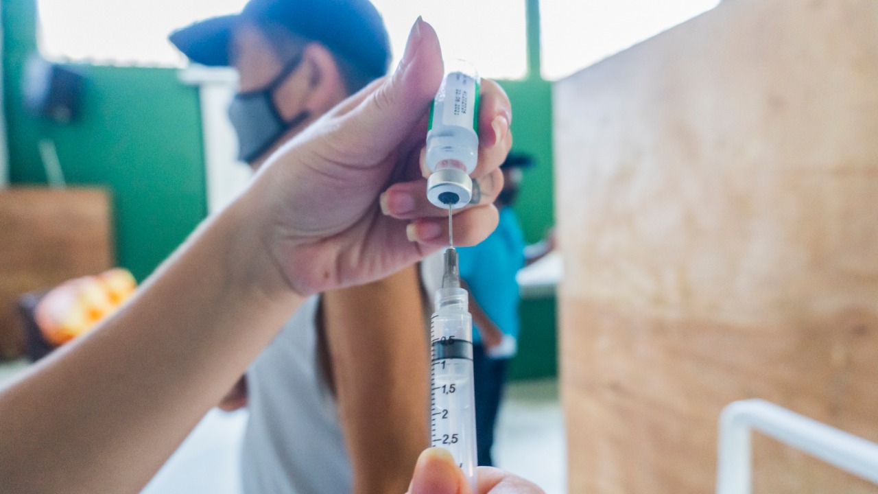 Bertioga ultrapassa estimativa e vacina 62% a mais de idosos acima de 77 anos contra a Covid-19
