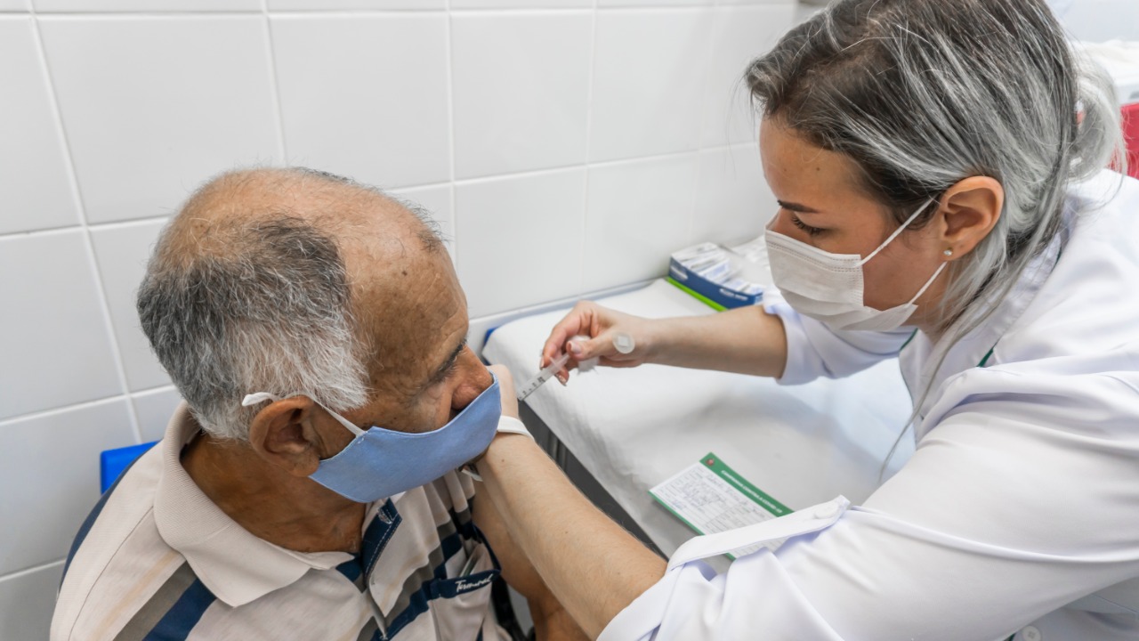 Bertioga vacina cerca de 800 pessoas com idades entre 69 e 71 anos