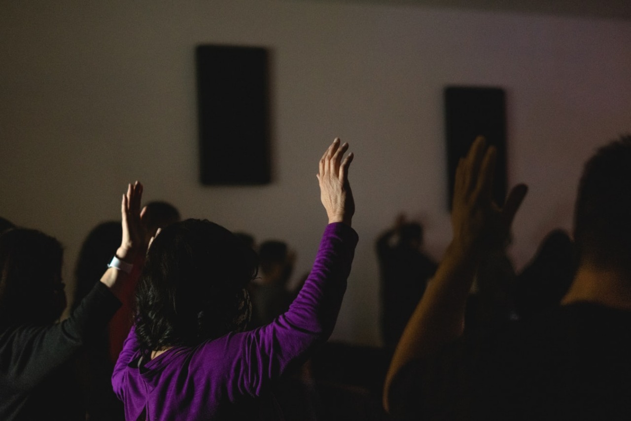 Após decisão do STF, atividades religiosas presenciais voltam a ser proibidas