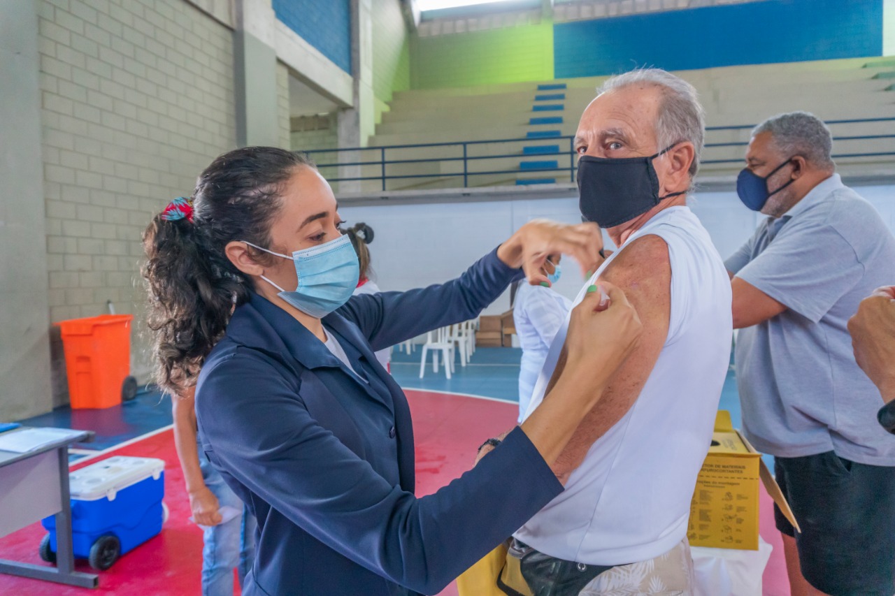 Idosos com 64 anos são vacinados em Bertioga