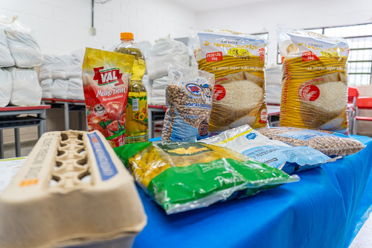 Prefeitura de Bertioga entrega mais de 7.600 kits de alimentos aos alunos da rede municipal
