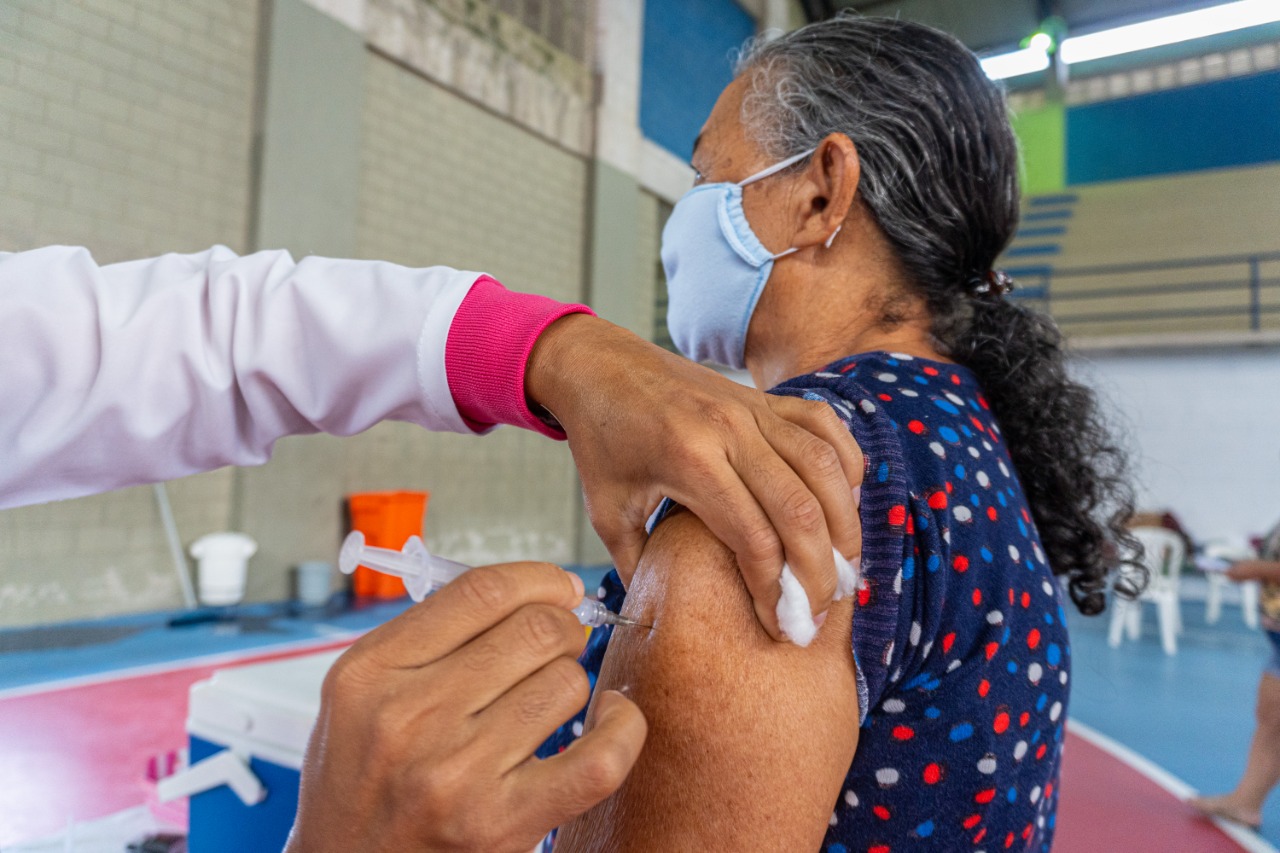 Idosos com 63 anos ou mais são vacinados em Bertioga