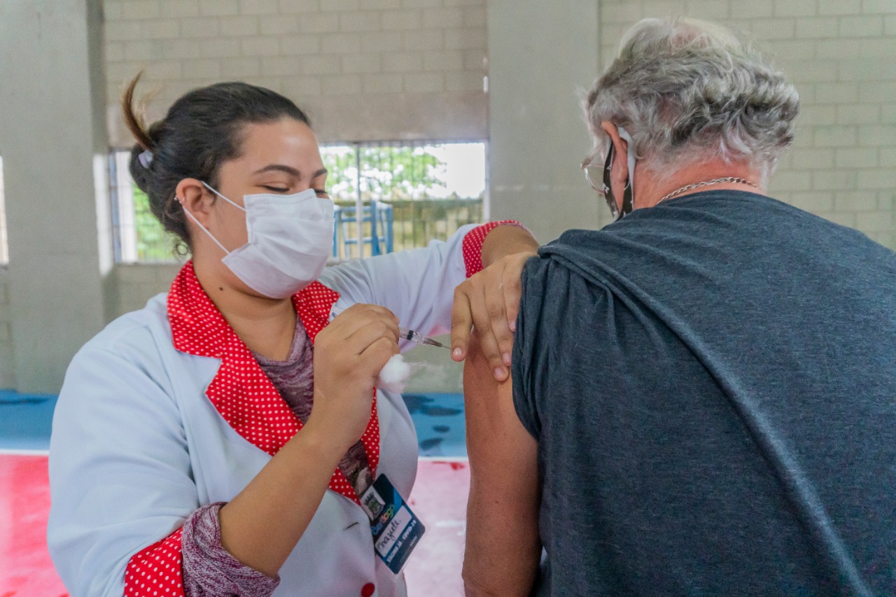 Mais de 1300 idosos de 60 a 62 anos e profissionais da saúde são vacinados em Bertioga