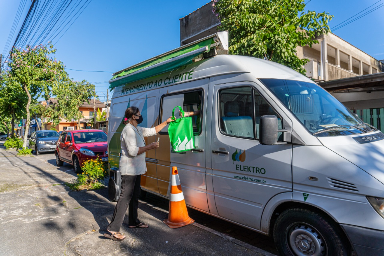 Cerca de 5 mil lâmpadas de led são distribuídas aos moradores de Bertioga