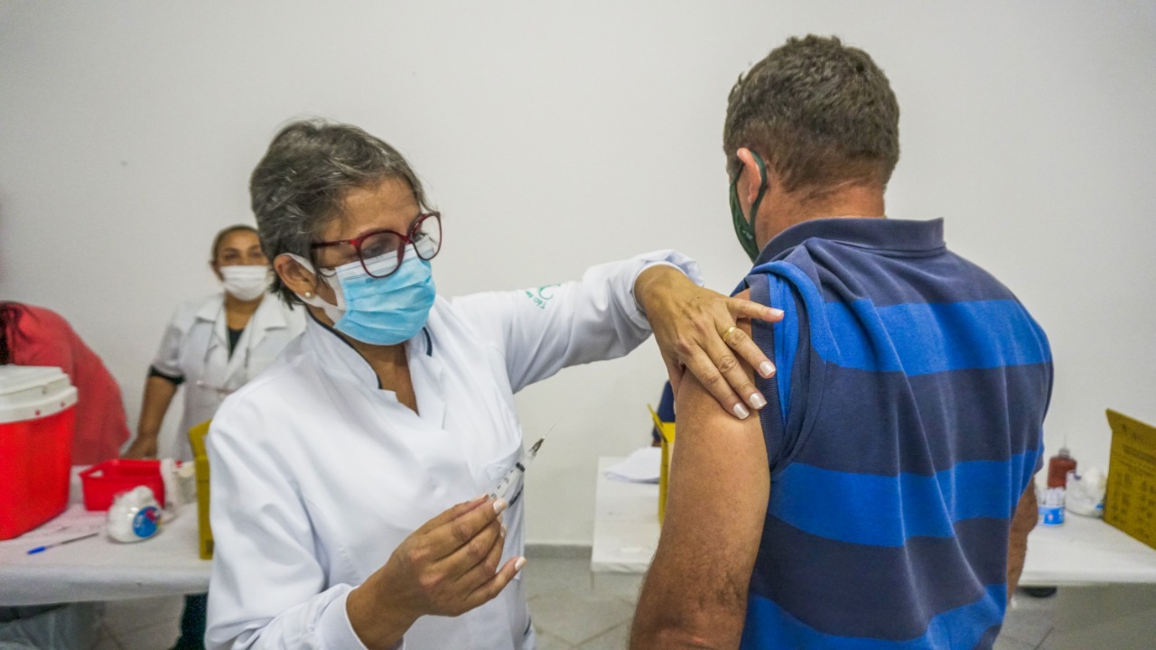 Bertioga vacina 260 pessoas no plantão da vacinação deste sábado (26)