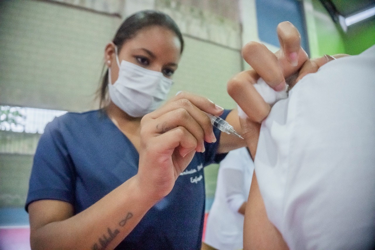 Mais de 2100 pessoas são vacinadas em Bertioga nesta semana