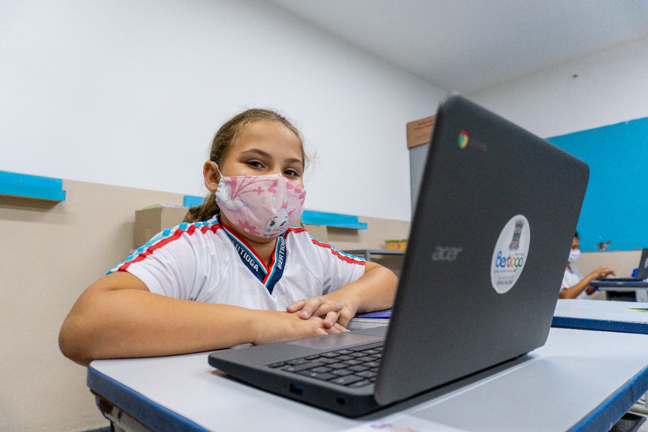 Estudantes de Bertioga começam a usar os novos chromebooks em sala de aula