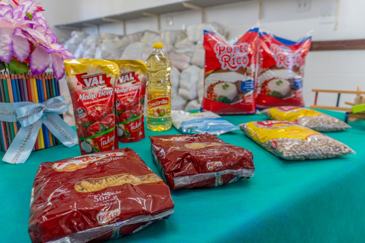 Mais de 7.600 alunos da rede municipal de Bertioga recebem kits de alimentos nesta semana