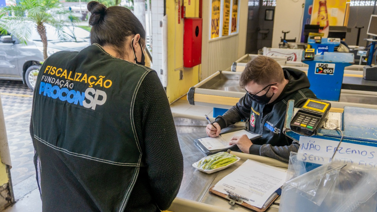 Procon/SP autua três comércios com irregularidades em Bertioga, ação aconteceu nesta terça (29)