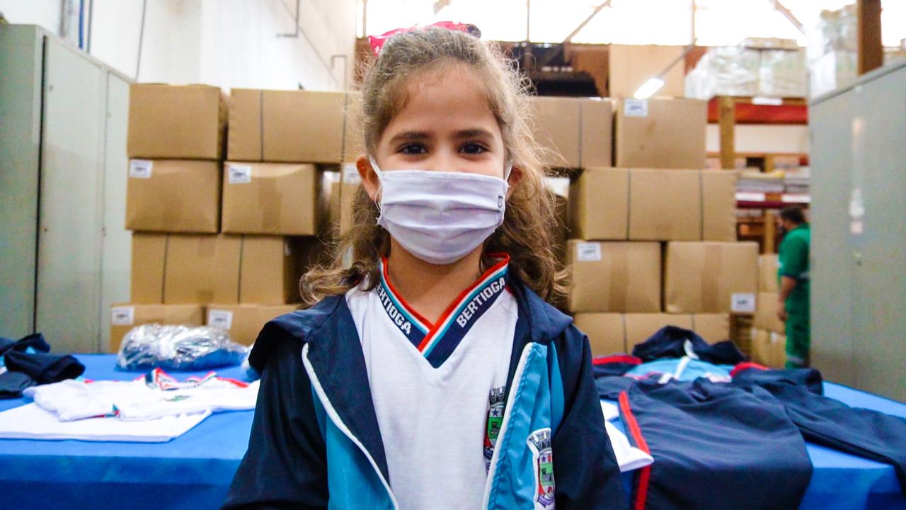 Bertioga entrega quase 9 mil uniformes de inverno aos alunos da rede municipal