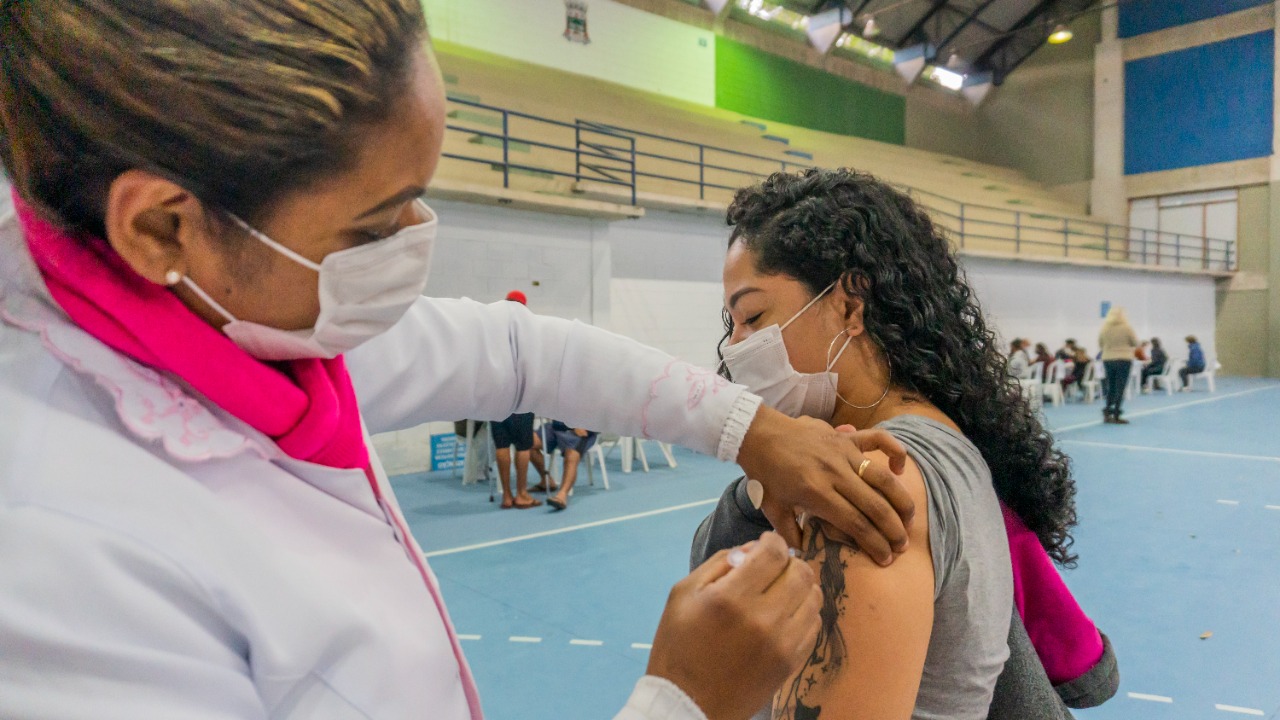 Bertioga antecipa vacinação contra Covid-19 em pessoas com 24 anos ou mais