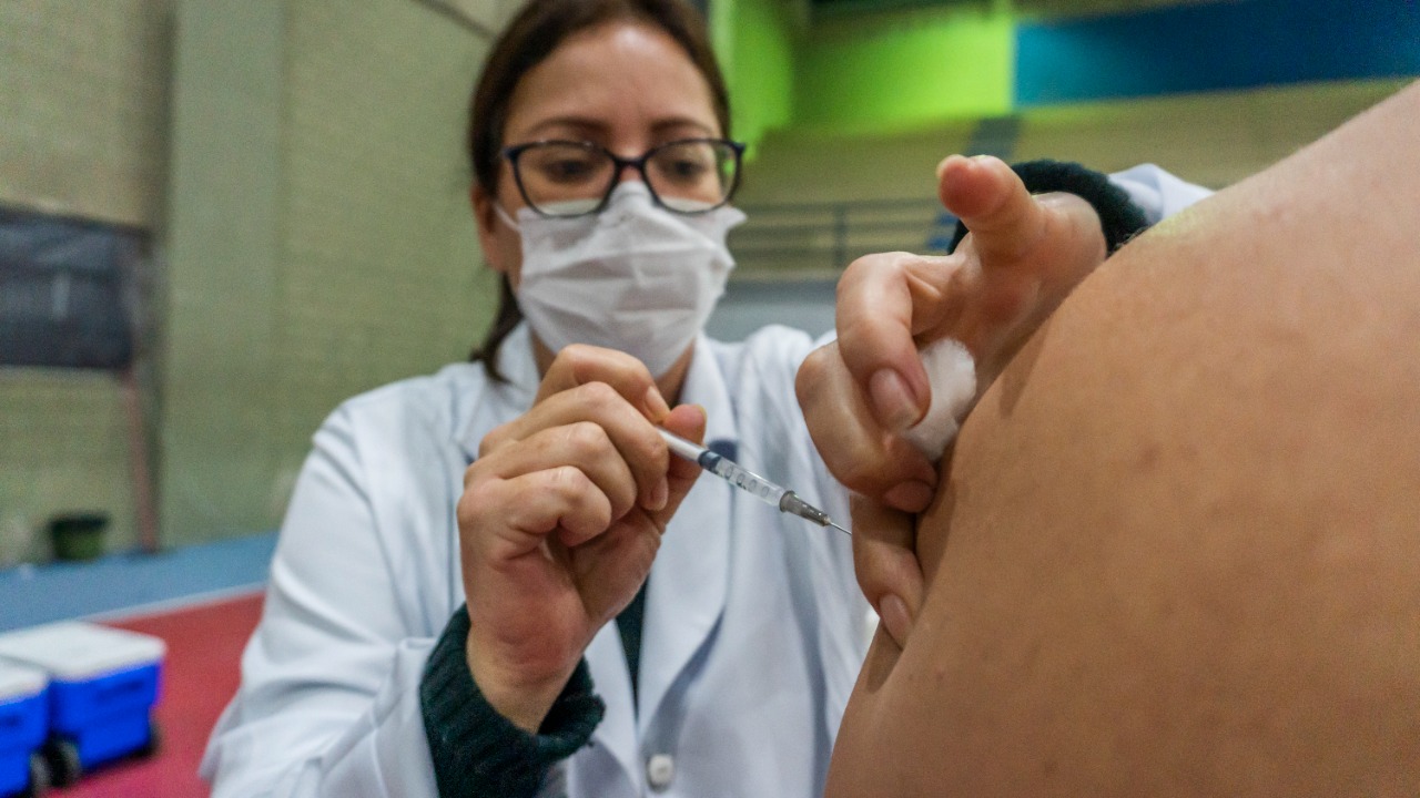 Pessoas acima de 28 anos começam a ser vacinadas em Bertioga