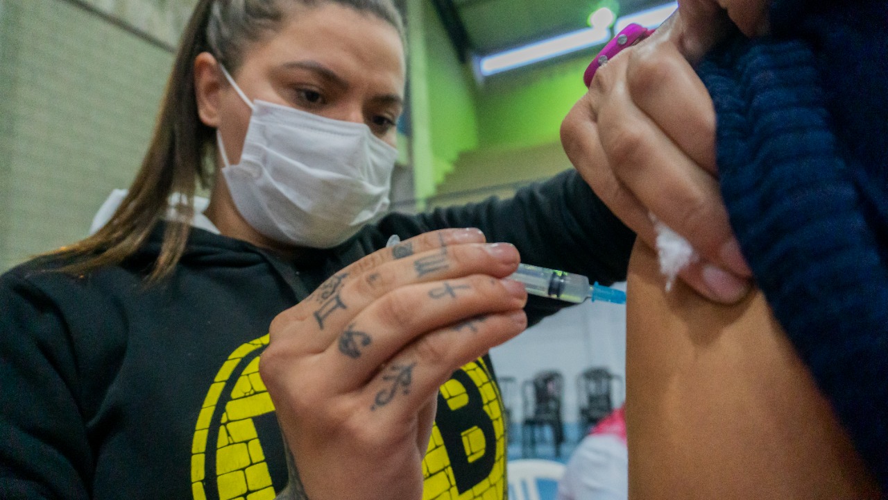 Bertioga antecipa vacinação de adolescentes com 17 anos para este sábado (28)