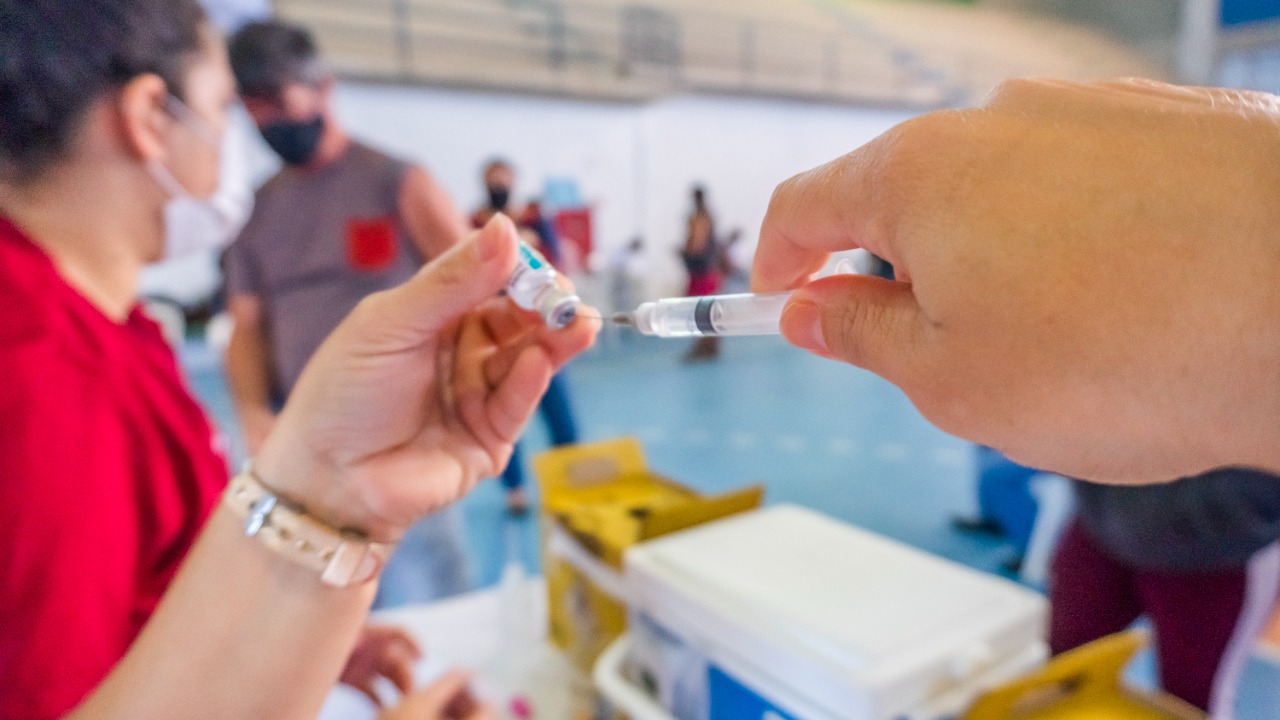 Adolescentes de 12 anos ou mais com comorbidades começam  a ser vacinados nesta terça (24) em Bertioga