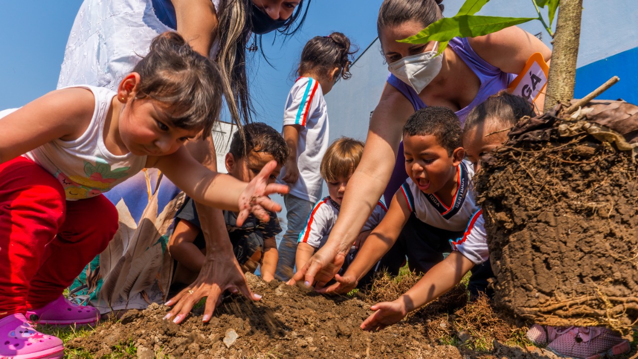 NEIM de Bertioga comemora o Dia da Árvore com plantação de mudas nativas