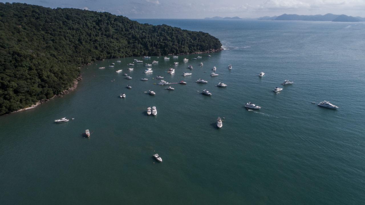 Prefeituras do litoral paulista realizam expedição para limpeza do mar