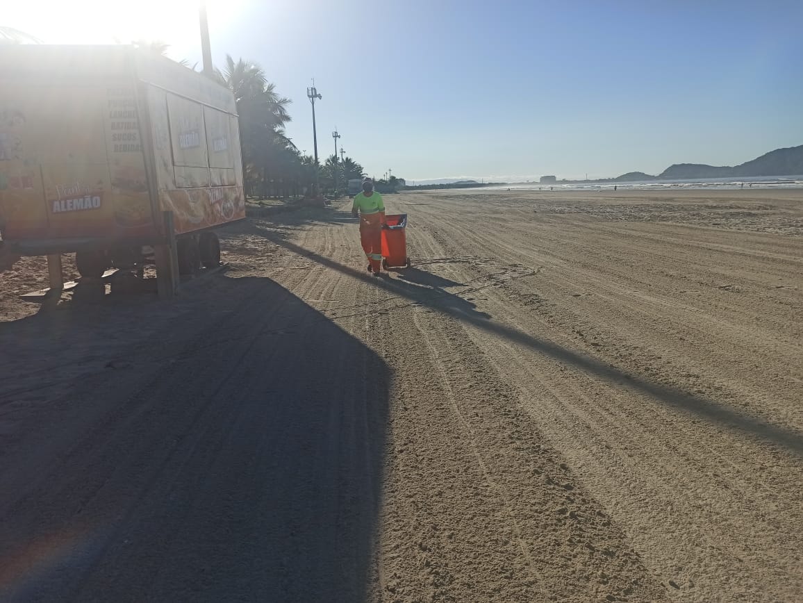 Cerca de 400 toneladas de lixo são retiradas das praias de Bertioga em agosto