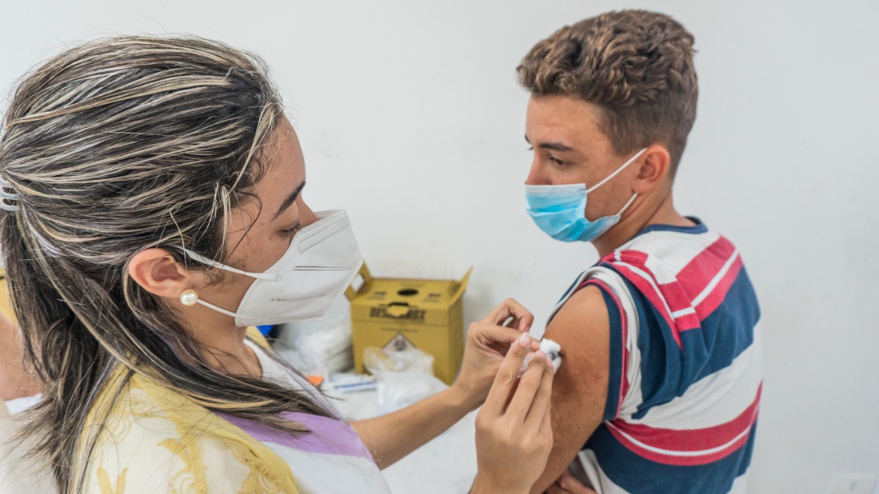Bertioga inicia vacinação de adolescentes de 12 anos ou mais