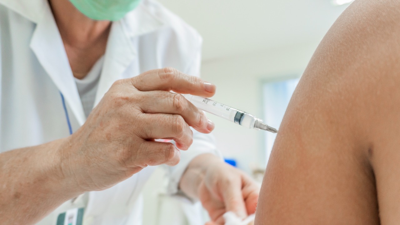 Bertioga inicia aplicação da terceira dose da vacina contra a Covid-19