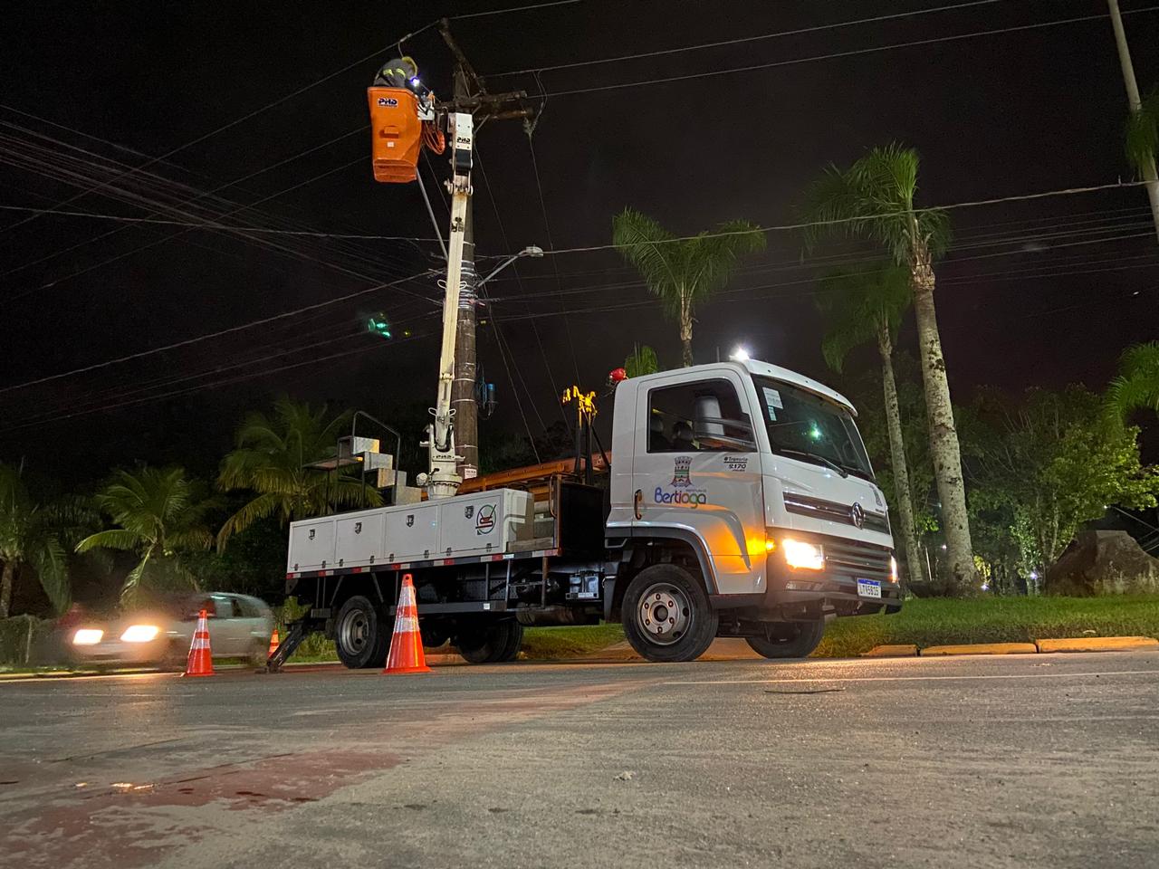 Bertioga realiza força-tarefa para manutenção de iluminação pública