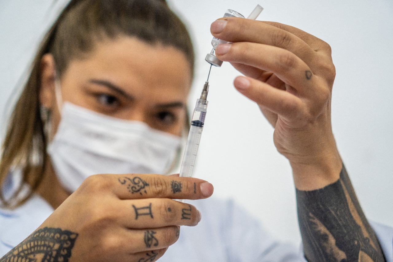 Bertioga inicia aplicação da terceira dose da vacina contra  a Covid-19 em pessoas de 60 anos ou mais nesta terça (5)