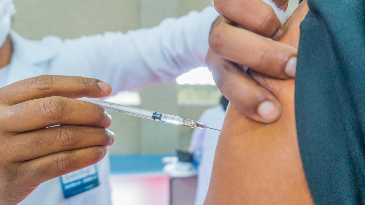 Bertioga inicia aplicação da terceira dose da vacina contra a Covid-19 em profissionais de saúde neste sábado (2)