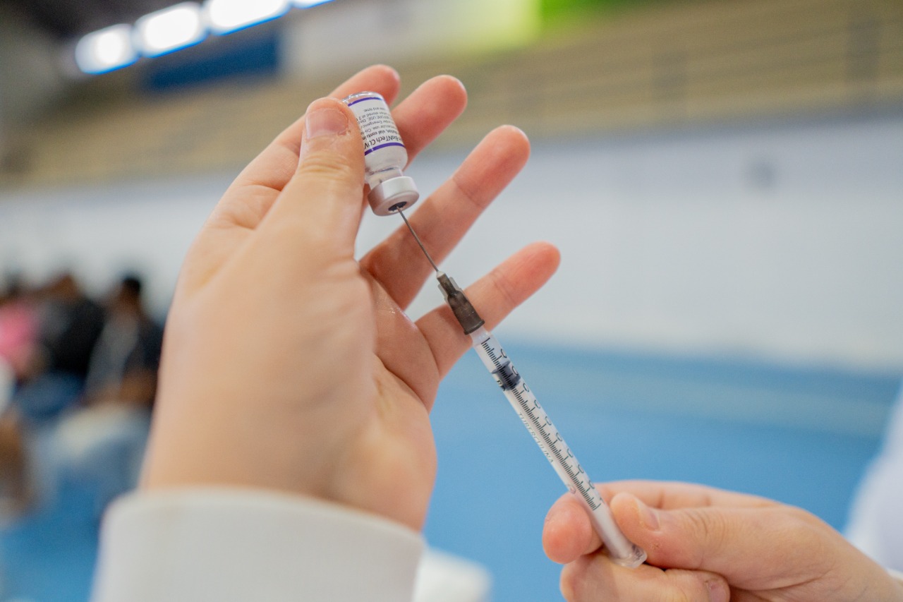 Pessoas com comorbidades começam a receber terceira dose da vacina contra a Covid-19 em Bertioga