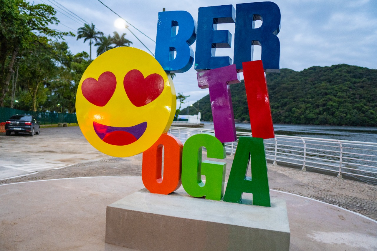 Emoji apaixonado é novo cartão-postal de Bertioga