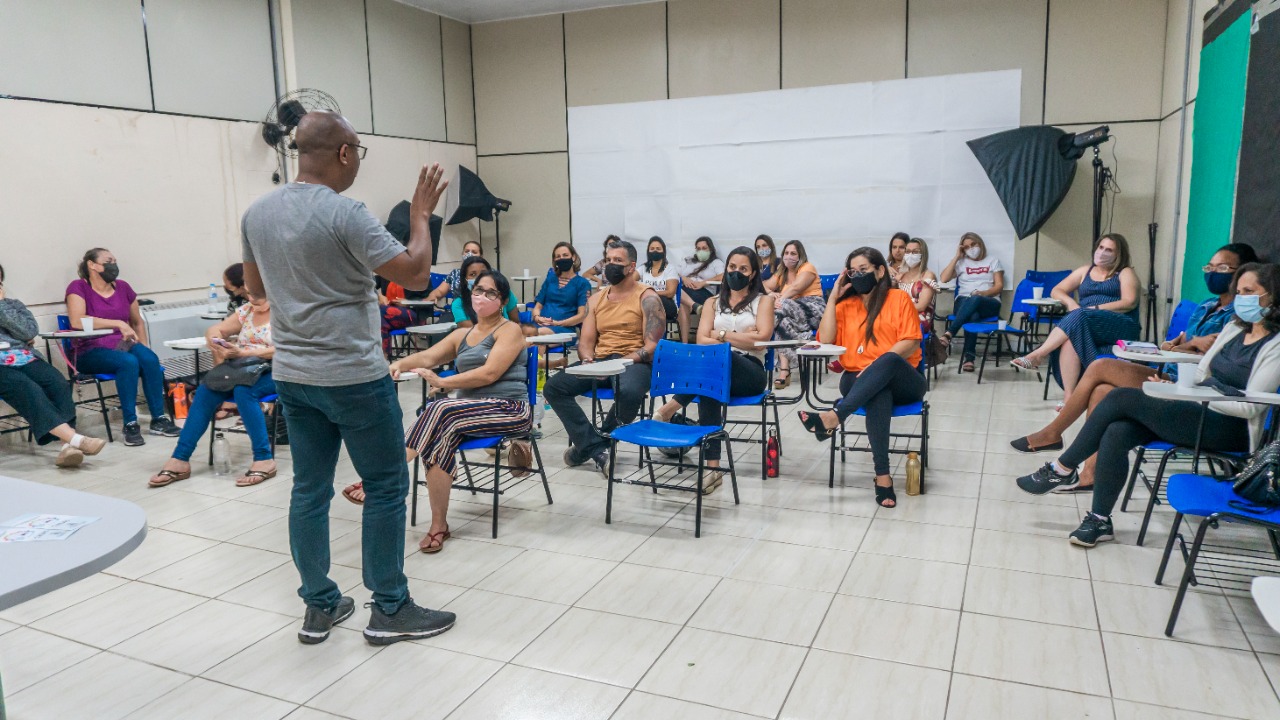 Mais de 50 profissionais da rede municipal de ensino de Bertioga recebem formação de libras