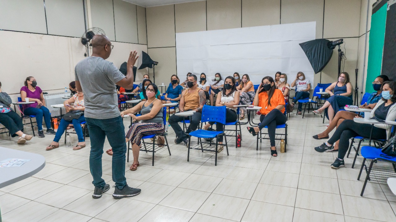 Mais de 50 profissionais da rede municipal de ensino de Bertioga recebem formação de libras