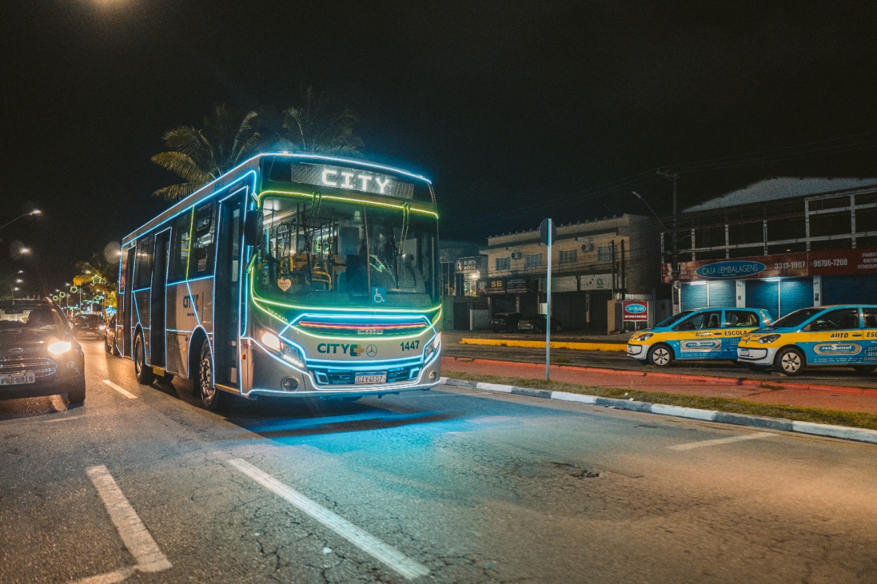 Transporte coletivo entra no clima natalino em Bertioga