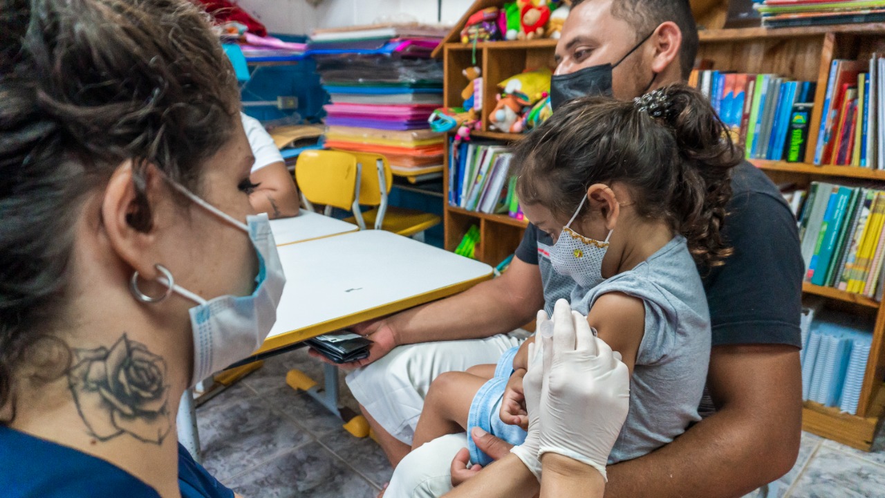 Mais de 1300 alunos são imunizados no mutirão de vacinação nas escolas municipais de Bertioga