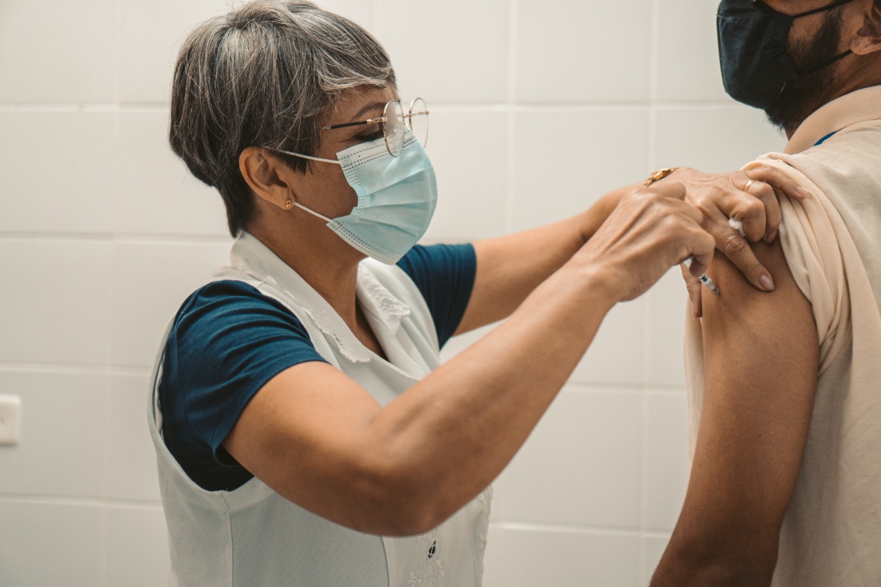 Bertioga antecipa aplicação de doses da vacina contra a Covid-19 previstas para o Ano Novo